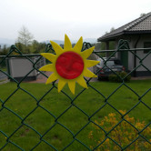Dekorace na plot sluníčko s červeným středem
